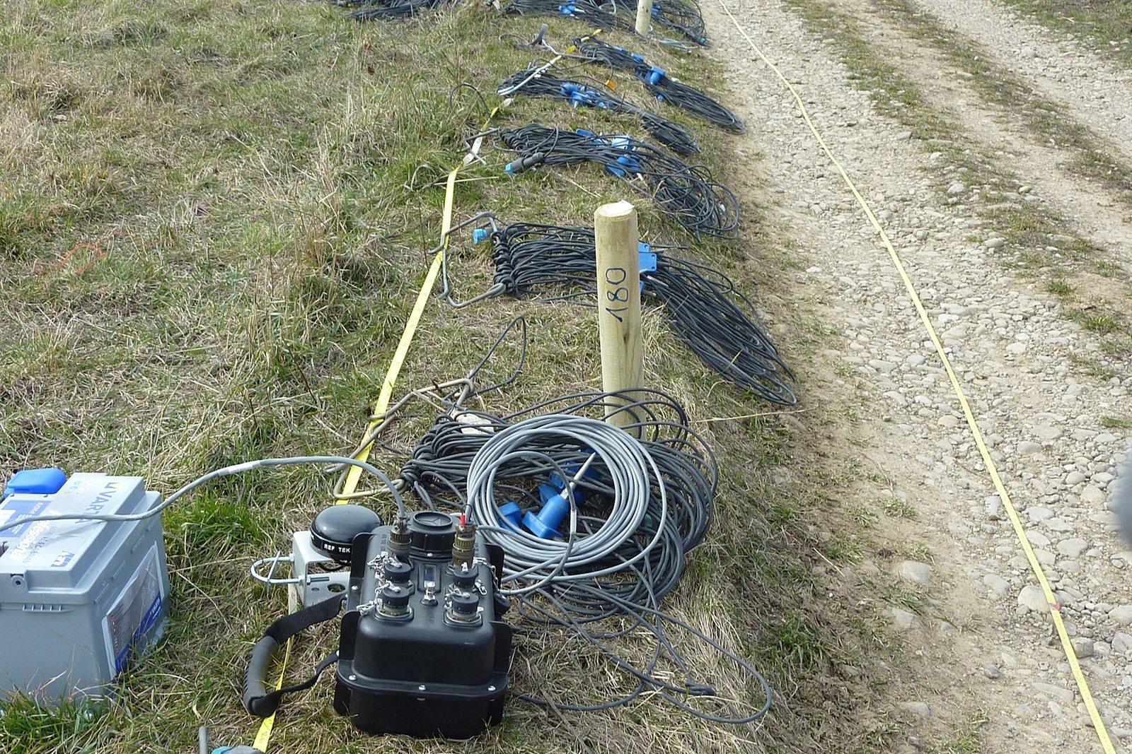 Línea de geófonos durante un levantamiento sísmico