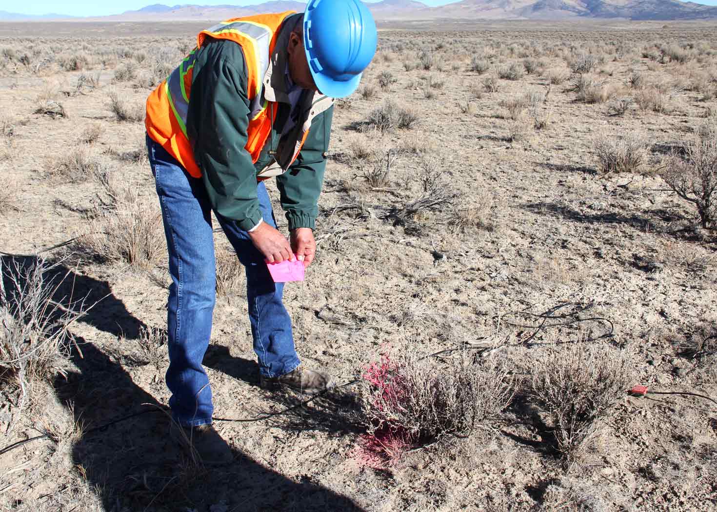 Técnico marcando un punto de medición en campo